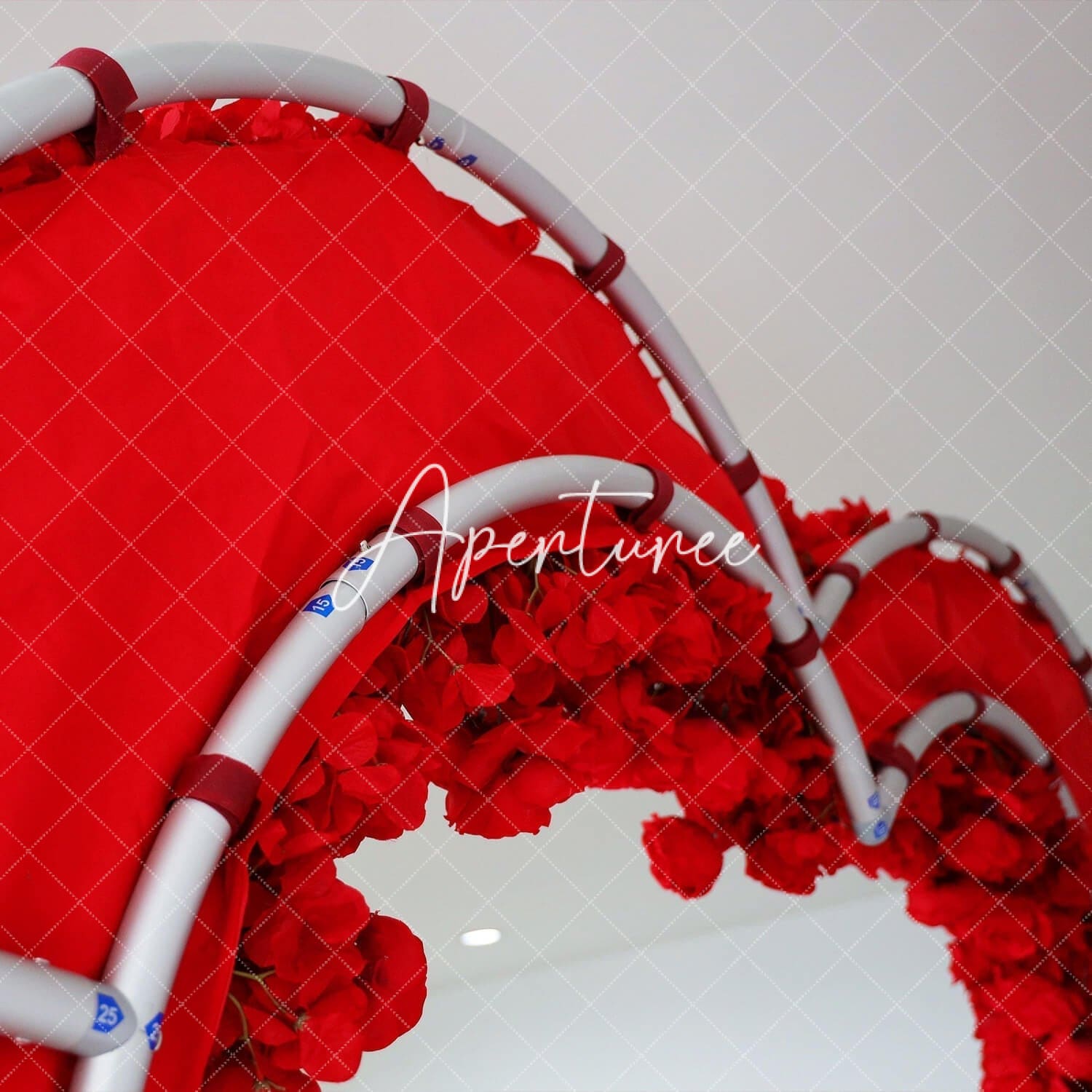 Aperturee - Aperturee Heart Shape Rose Artificial Flower Arch Fabric Wall