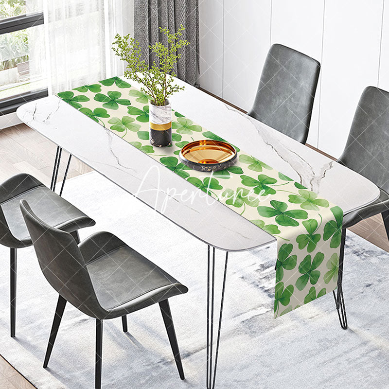 Aperturee - Watercolor Green Clovers White Spring Table Runner